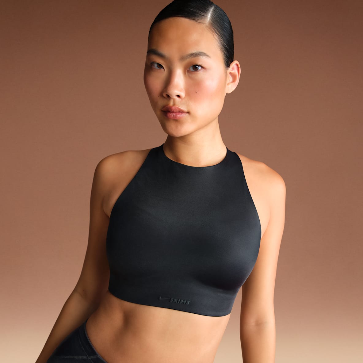 NikeSKIMS Shine NikeSKIMS Shine Bra de cuello alto para mujer