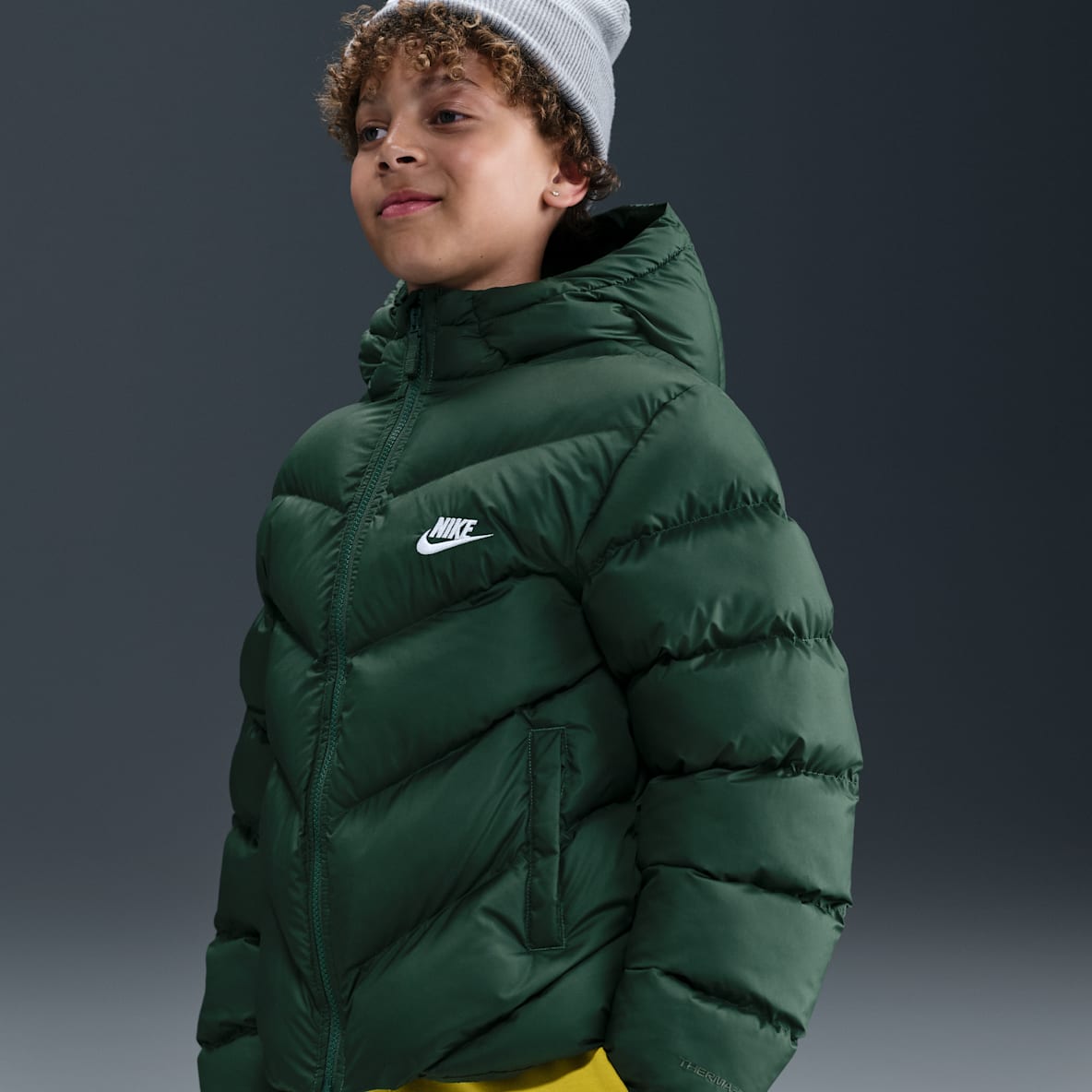 Nike Sportswear All Day Play Nike Sportswear All Day Play Therma-FIT-dynejakke med løs pasform til større børn