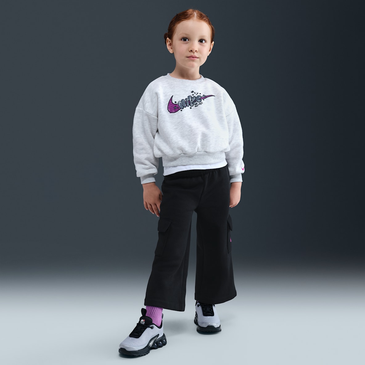 Nike Essentials Nike Essentials Conjunto de pants cargo y sudadera de cuello redondo con gráfico infantil