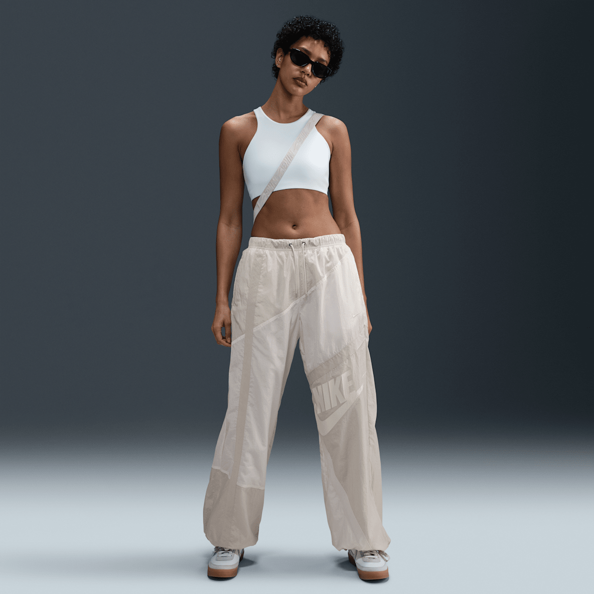 Nike Sportswear Nike Sportswear Pantaloni a vita media in tessuto con bordo aperto – Donna