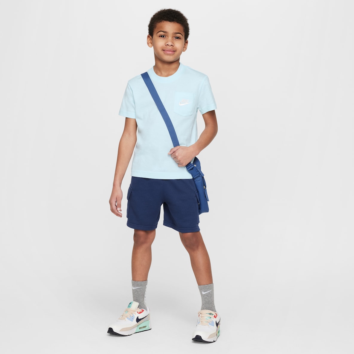 Nike Sportswear Nike Sportswear Conjunto de playera y shorts de French Terry con bolsillos para niños talla pequeña