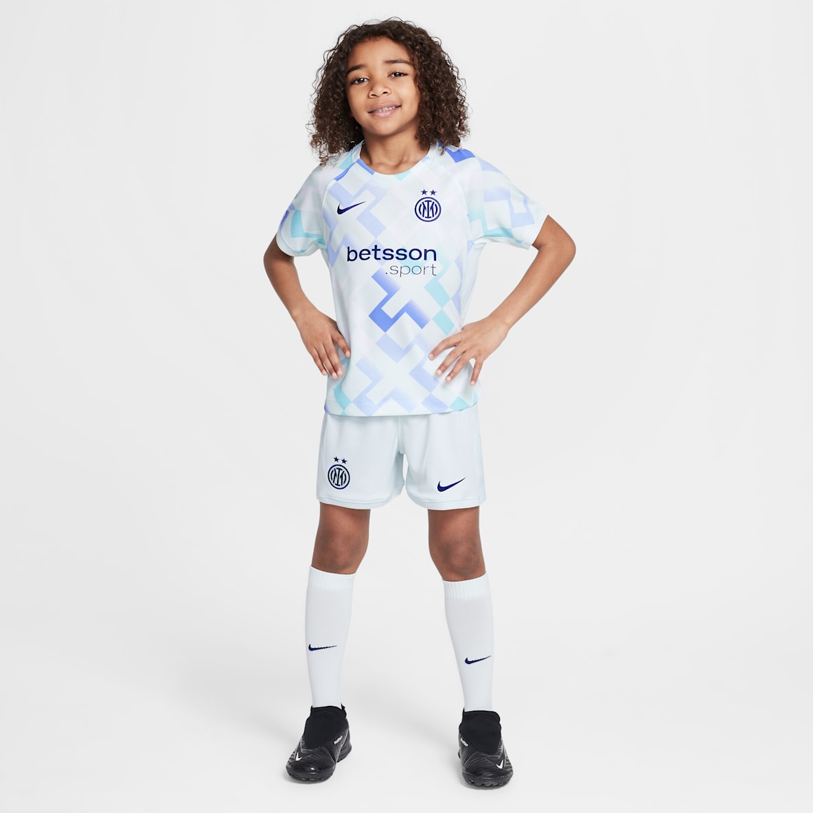 Inter Milan 2025/26 Stadium idegenbeli Inter Milan 2025/26 Stadium idegenbeli Nike Soccer háromrészes replikaszett kisgyerekeknek