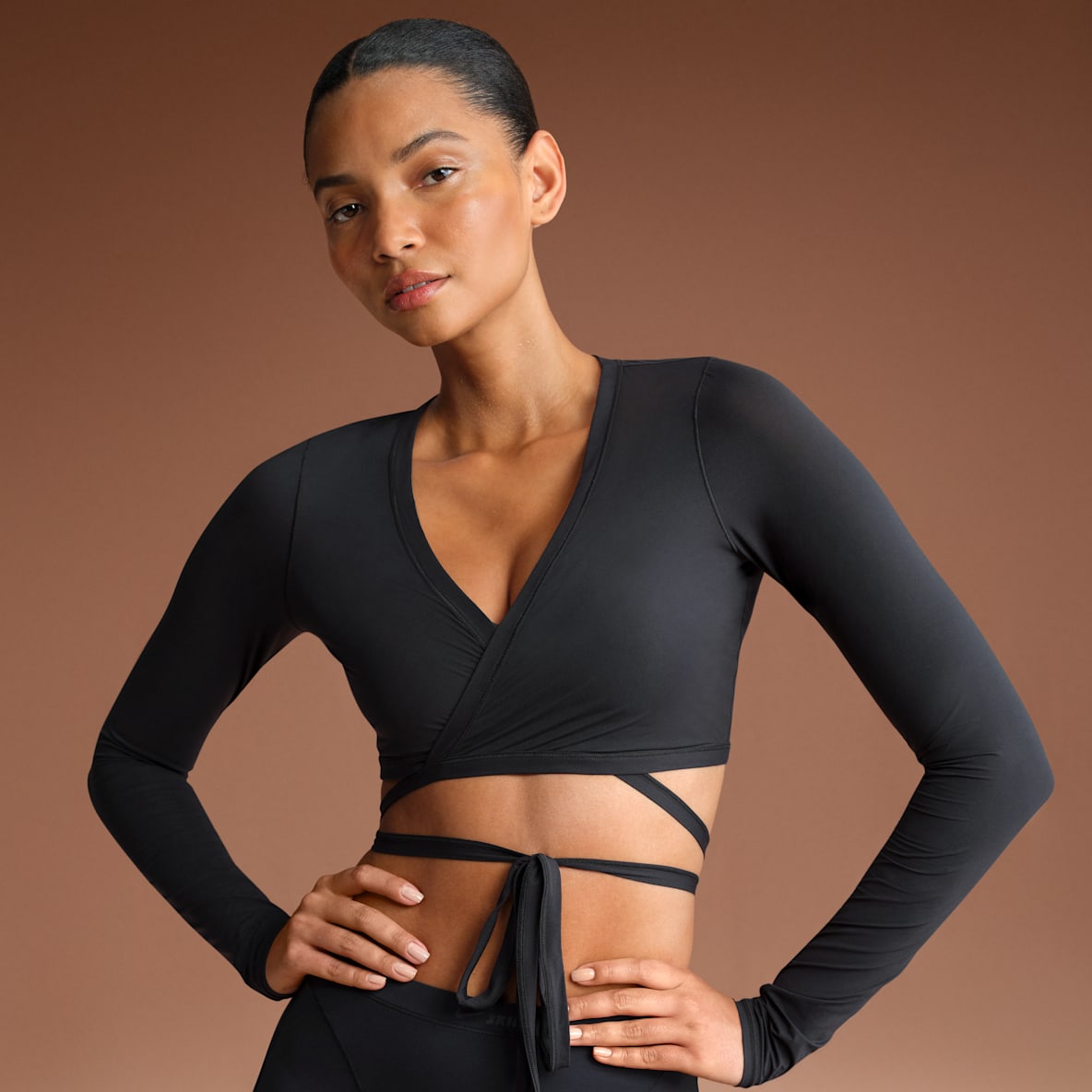 NikeSKIMS Weightless Layers NikeSKIMS Weightless Layers Playera cruzada de manga larga para mujer