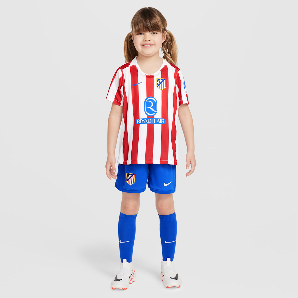 Atlético Madrid 2025/26 Stadium Home Atlético Madrid 2025/26 Stadium Home Younger Kids' Nike Football Replica 3-Piece Kit