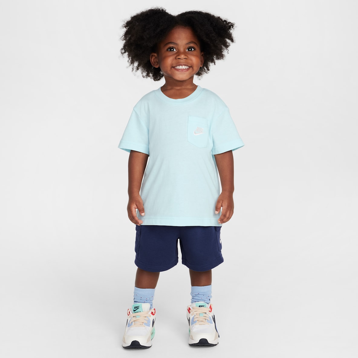 Nike Sportswear Nike Sportswear Conjunto de playera con bolsillo y shorts de French Terry infantil