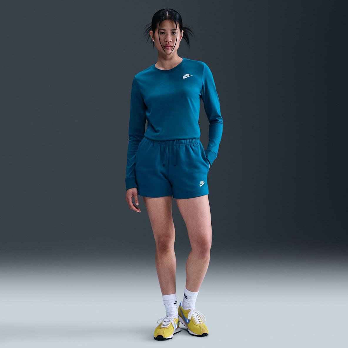 Nike Sportswear Club Fleece Shorts de tiro medio para mujer