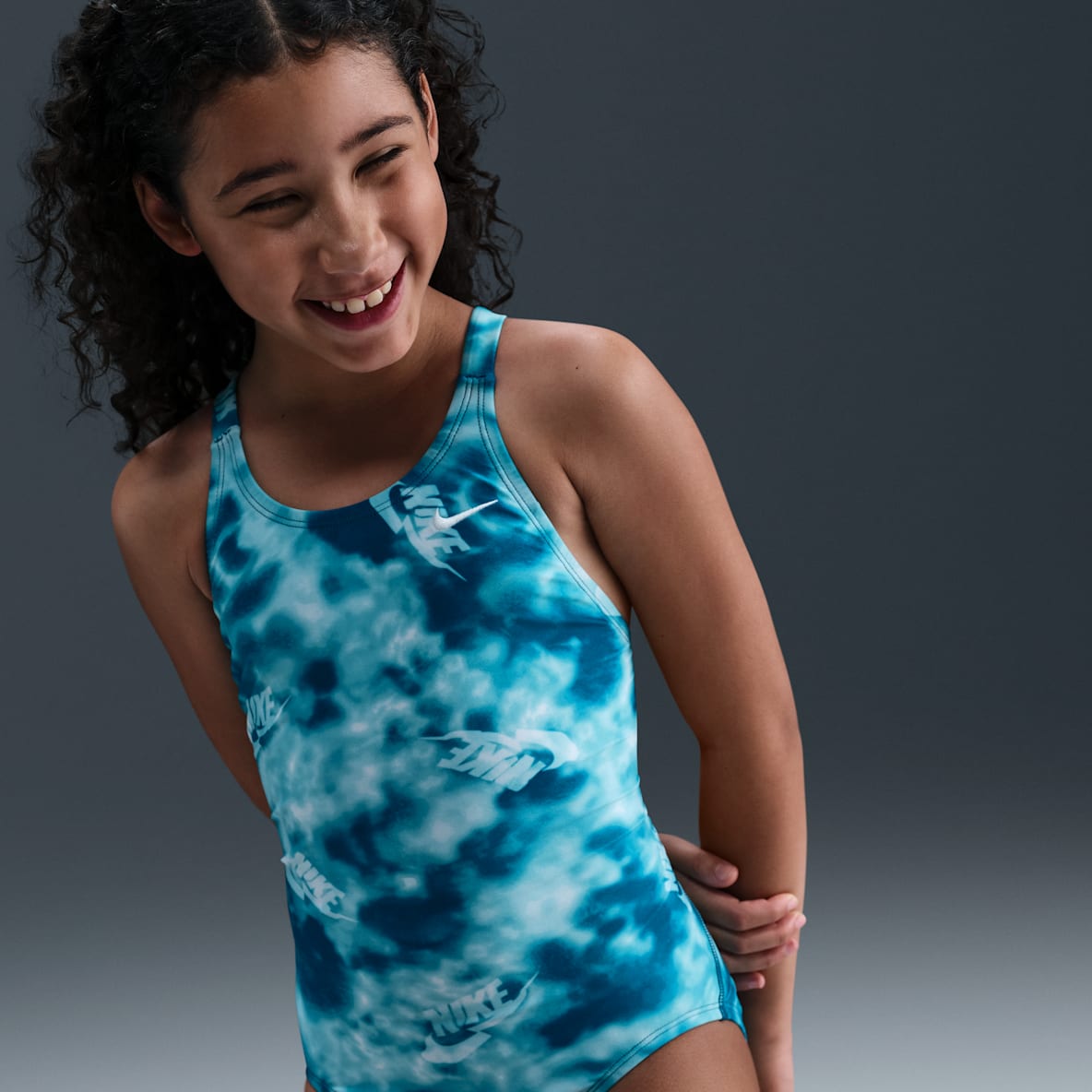 Nike Swim HydraStrong Nike Swim HydraStrong Traje de baño de una pieza con diseño Fastback para niña talla grande