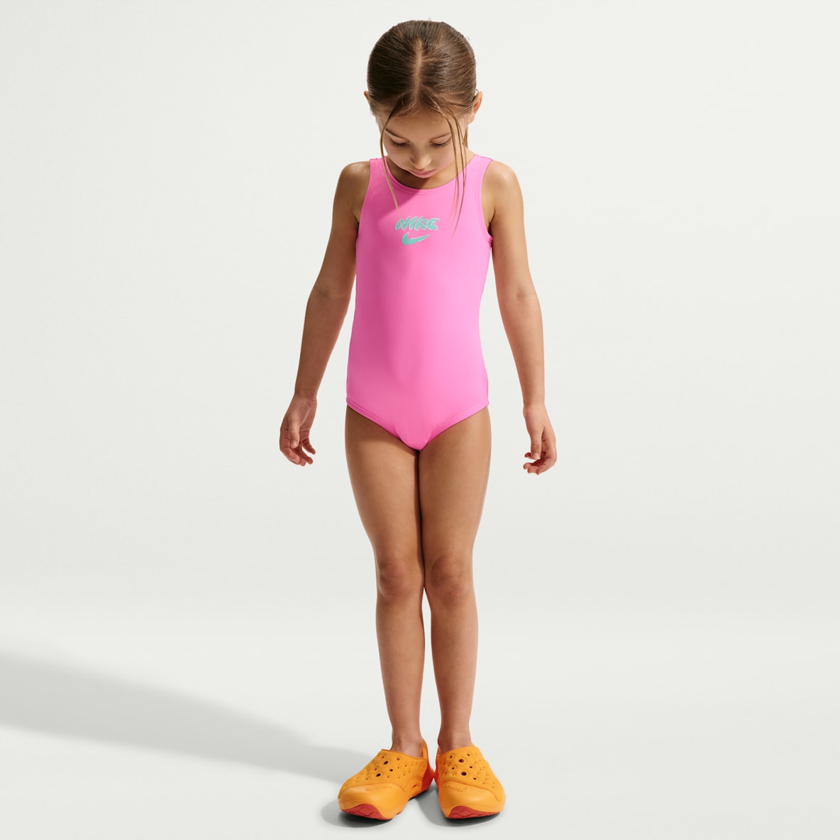 Nike Swim Traje de baño de una pieza con diseño de espalda en U para niña talla pequeña
