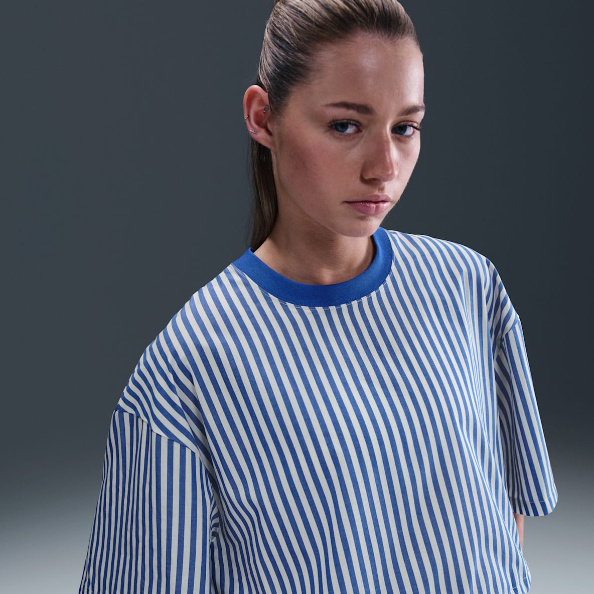 Nike Sportswear Chill Poplin Nike Sportswear Chill Poplin Playera a rayas cuadrada para mujer