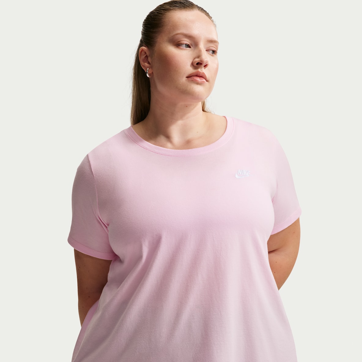 Nike Sportswear Club Essentials Nike Sportswear Club Essentials Playera para mujer (talla grande)