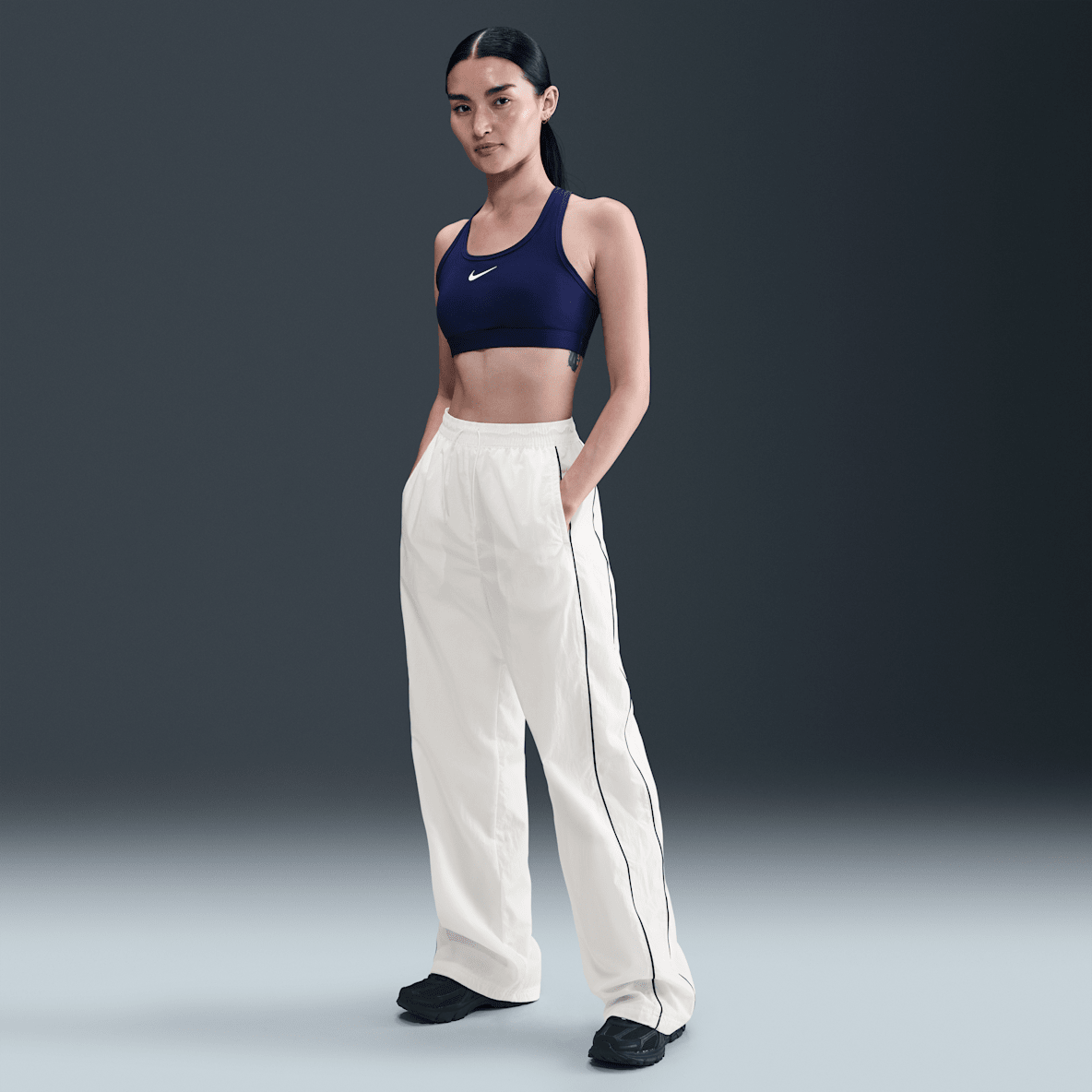 Nike Windrunner Nike Windrunner Γυναικείο ψηλόμεσο υφαντό παντελόνι με ανοιχτό τελείωμα