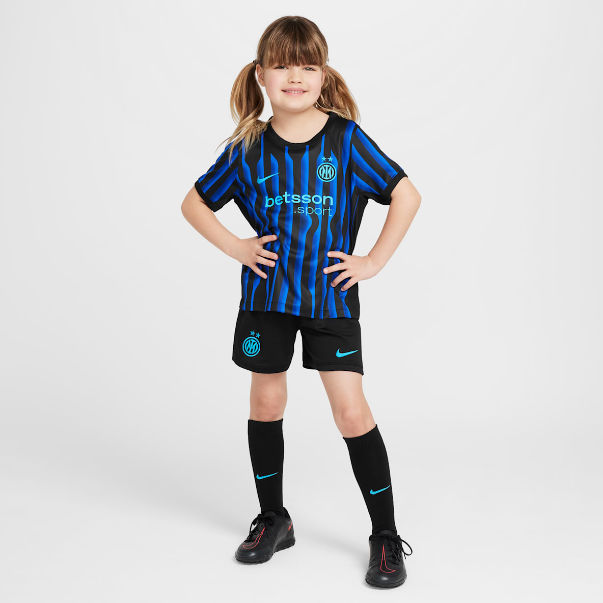 Inter Milan 2025/26 Stadium hazai Inter Milan 2025/26 Stadium hazai Nike Soccer háromrészes replikaszett kisgyerekeknek