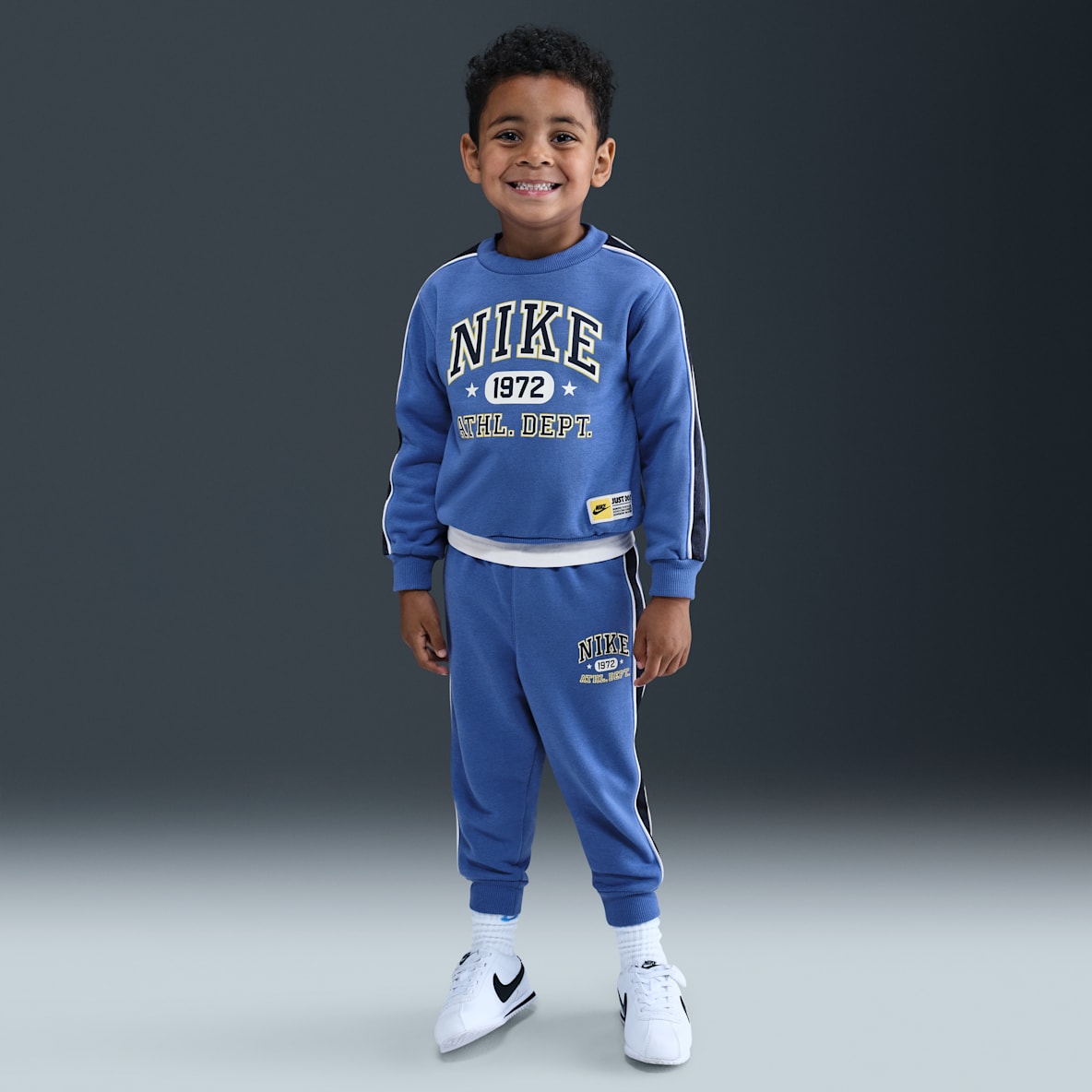 Nike Sportswear Nike Sportswear Toddler P.E. Conjunto de sudadera de cuello redondo y pants de French Terry para bebé (12 a 24 meses)