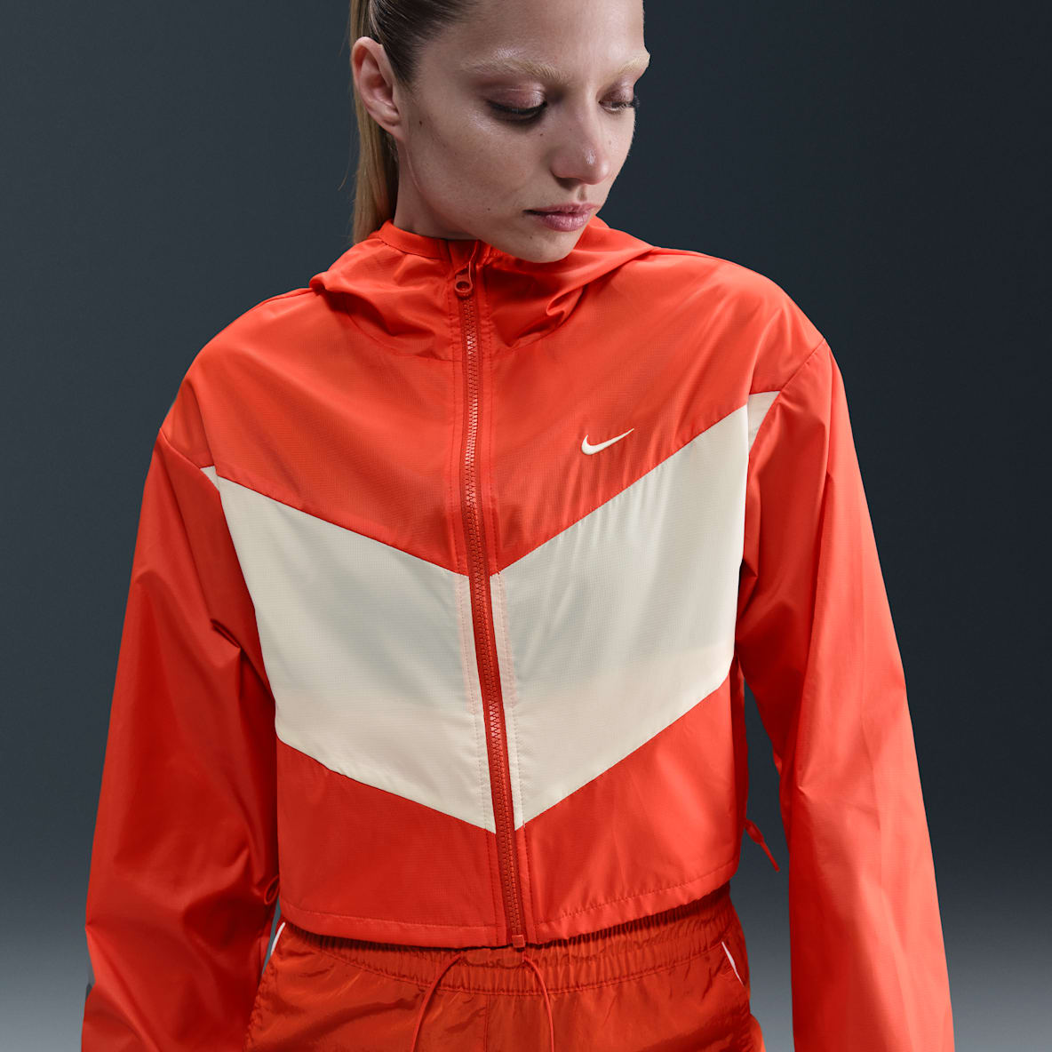 Nike Sportswear Windrunner Nike Sportswear Windrunner Chamarra con gorro de tejido Woven holgada para mujer