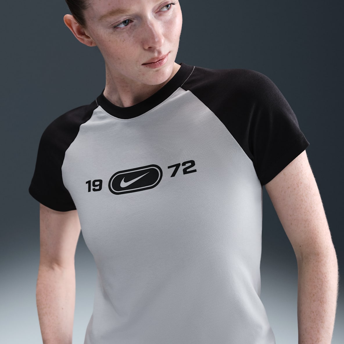 Nike Sportswear Chill Knit Nike Sportswear Chill Knit T-shirt slim fit con grafica – Donna