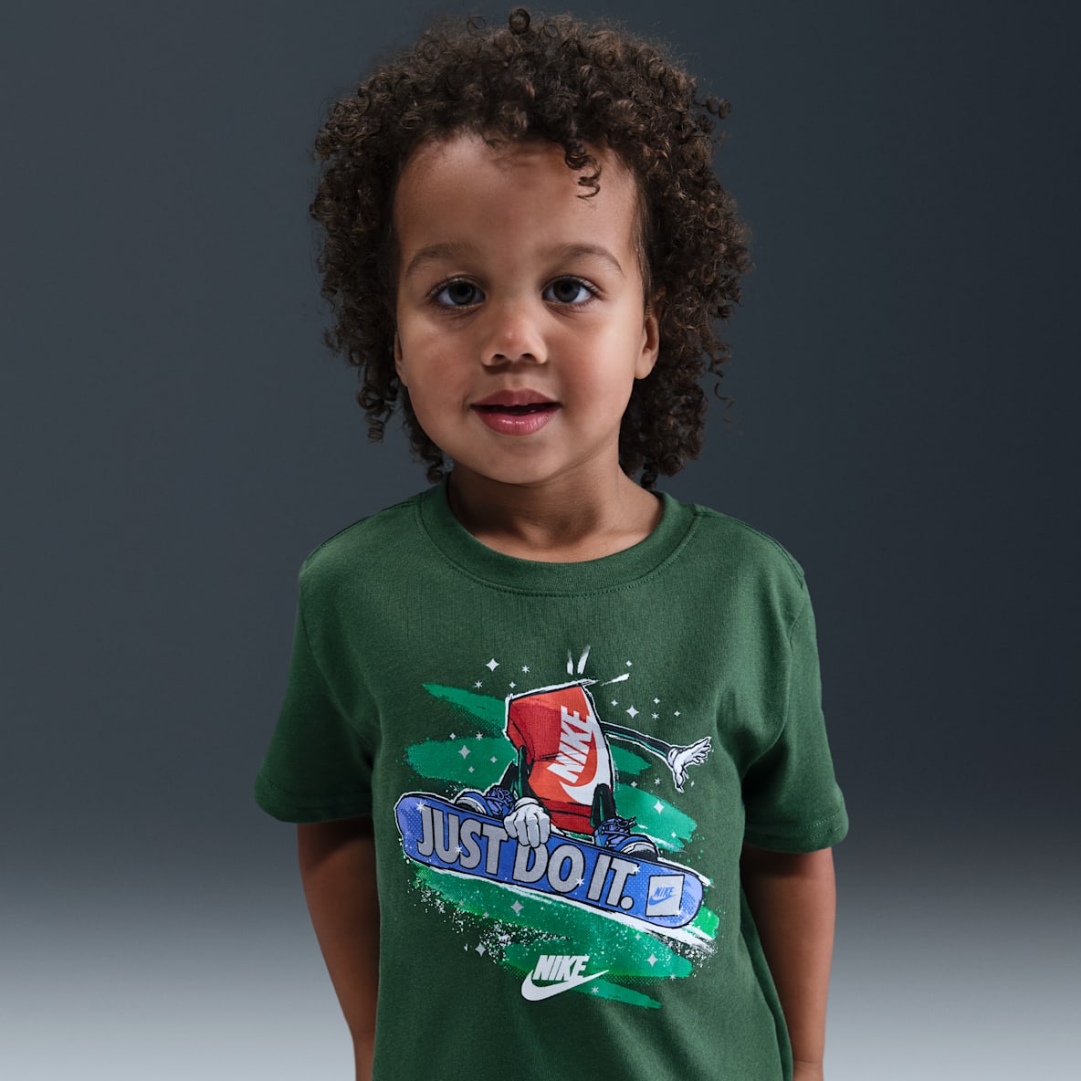 Nike Nike Playera con gráfico de Boxy practicando snowboarding para niños talla pequeña