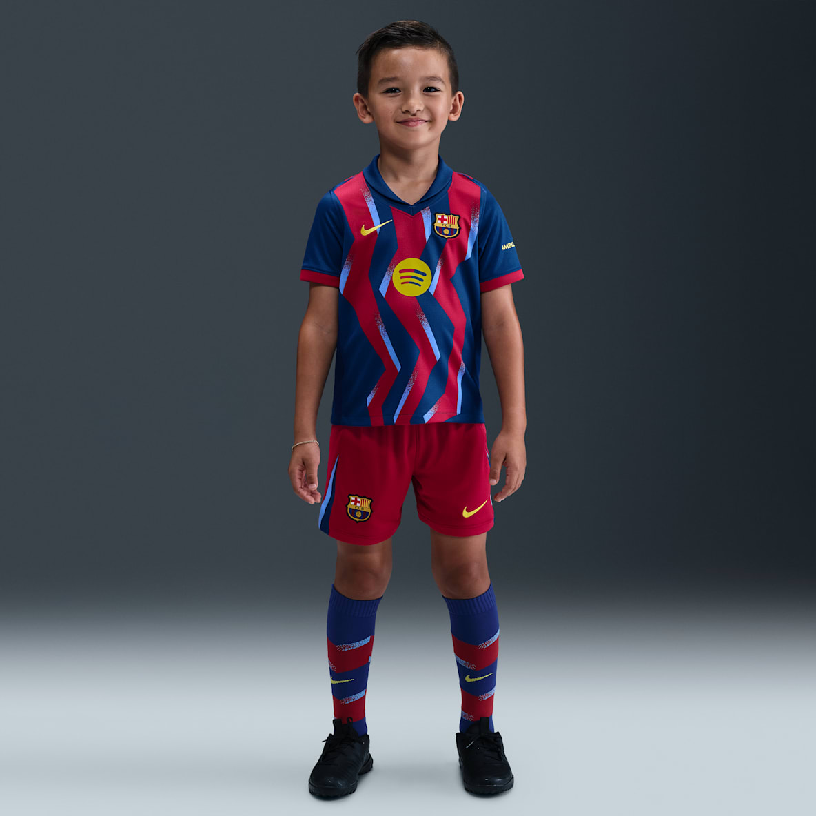 FC Barcelona 2025/26 Stadium Fourth FC Barcelona 2025/26 Stadium Fourth Dreiteiliges Nike Replika Fußballtrikot-Set (jüngere Kinder)
