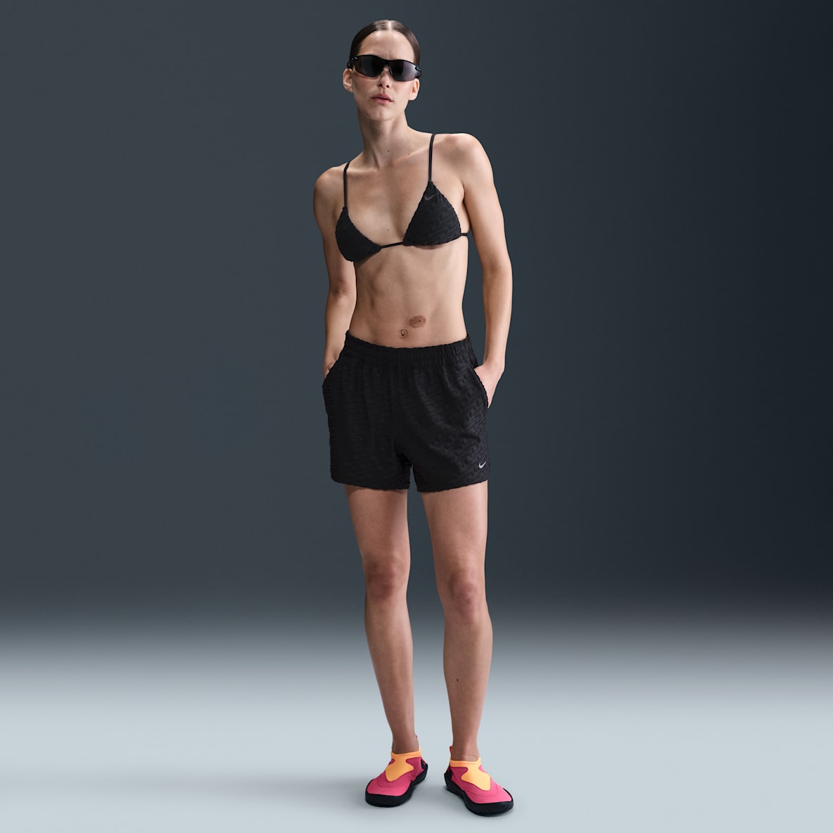 Nike Swim Swoosh Link Nike Swim Swoosh Link Shorts de felpa para salida de baño para mujer