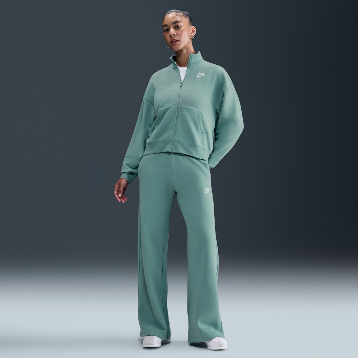 Nike Sportswear Club Fleece Nike Sportswear Club Fleece Pants de entrenamiento de piernas anchas de tiro medio para mujer