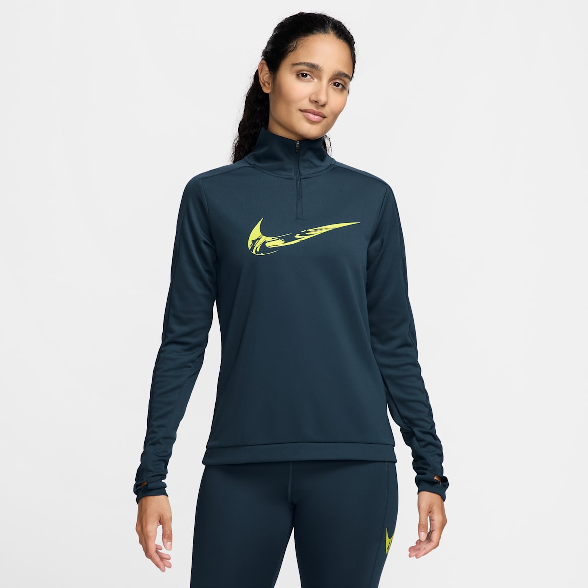 Nike Swoosh Capa intermedia de correr Dri-FIT con cierre de 1/4 para mujer