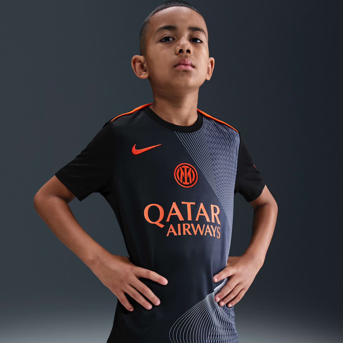 Inter Milan Academy Pro harmadik Inter Milan Academy Pro harmadik Nike Dri-FIT Total 90 mérkőzés előtti futballfelső nagyobb gyerekeknek