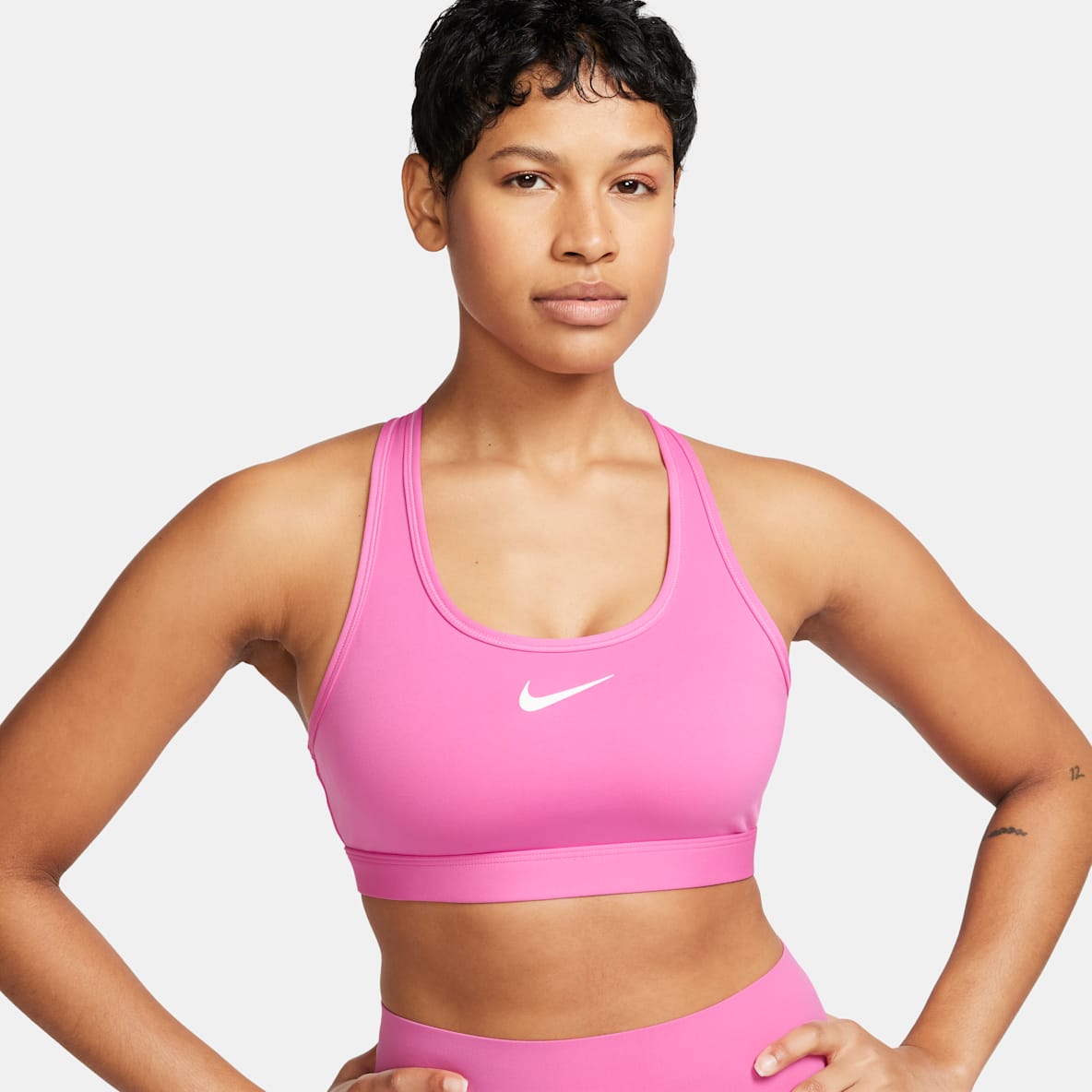 Nike Swoosh gepolsterter Nike Swoosh gepolsterter Sport-BH mit mittlerem Halt