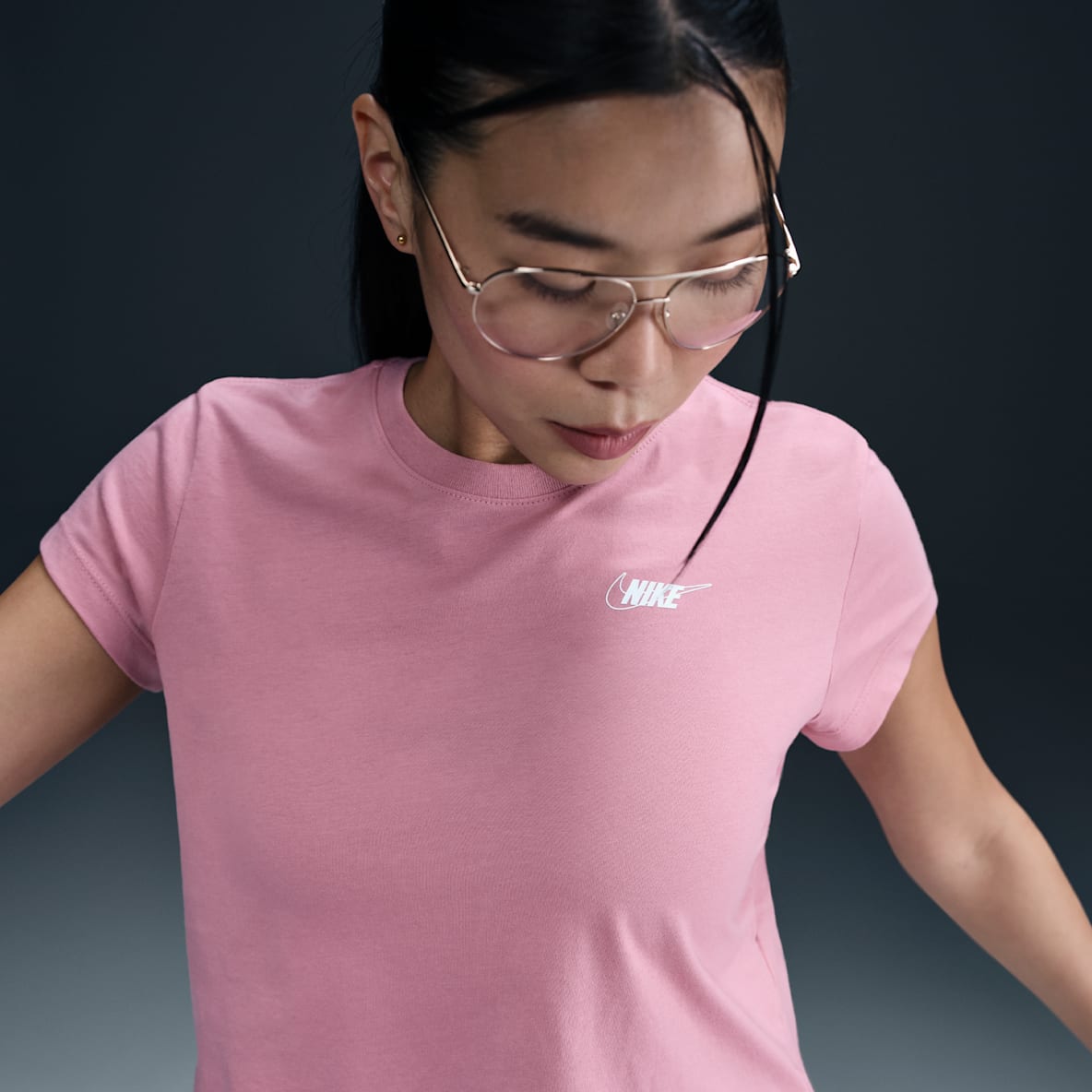 Nike Sportswear Club Nike Sportswear Club Women's Short-Sleeve Cropped Graphic T-Shirt