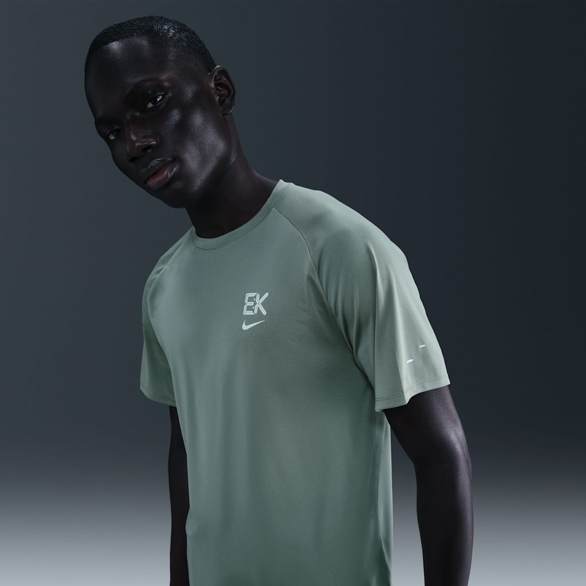 Nike Stride «Eliud Kipchoge» Nike Stride «Eliud Kipchoge» Dri-FIT ADV kortermet løpeoverdel til herre