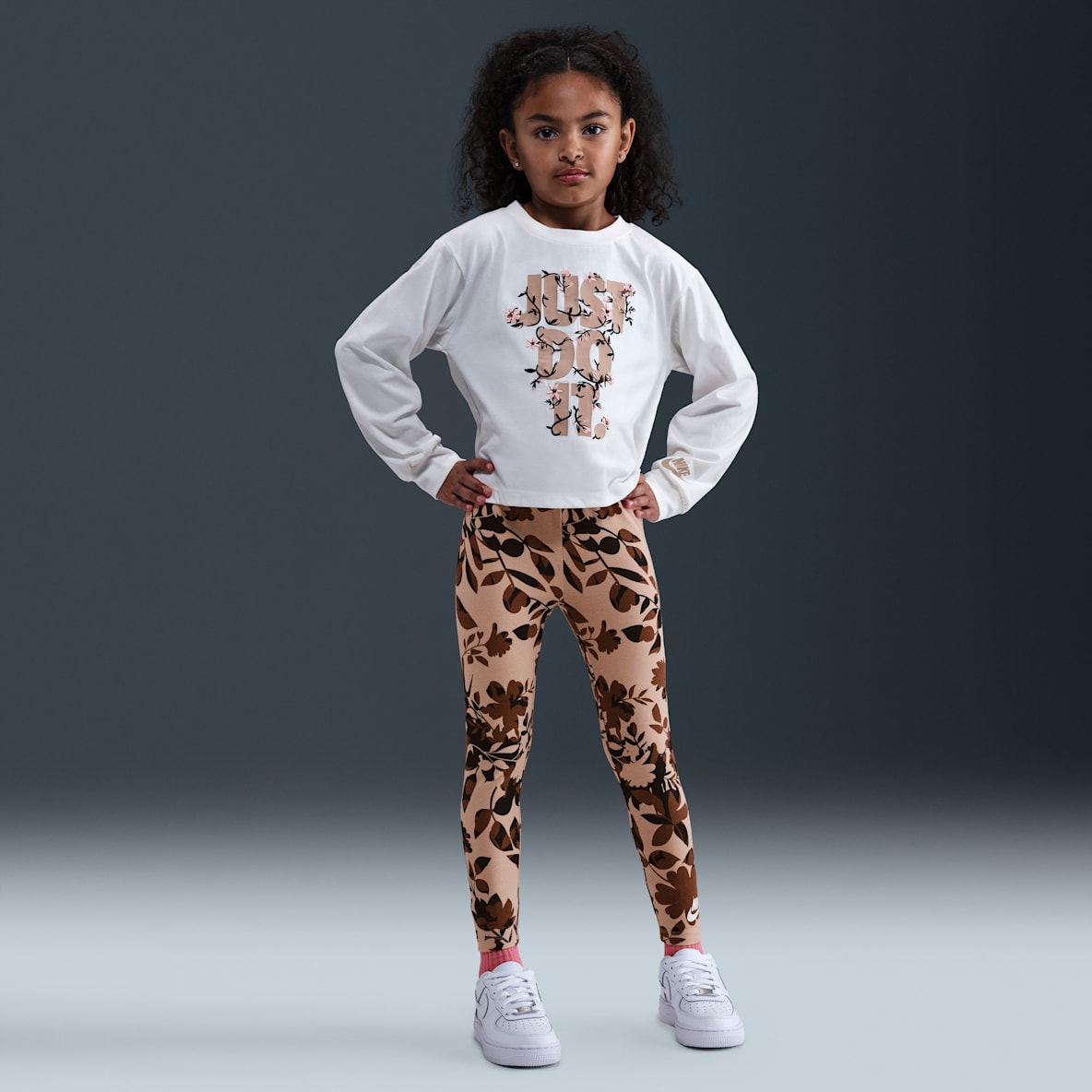 Nike Conjunto de playera de manga larga y leggings estampados Club para preescolar
