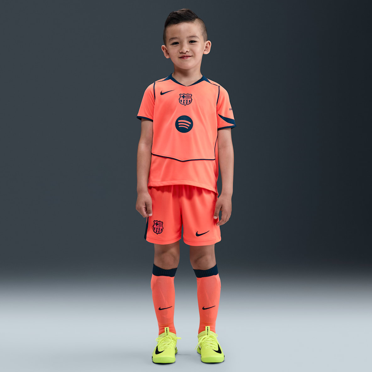 FC Barcelona 2025/26 Stadium Third FC Barcelona 2025/26 Stadium Third Nike Dri-FIT Total 90-fodboldsæt i tre dele til mindre børn
