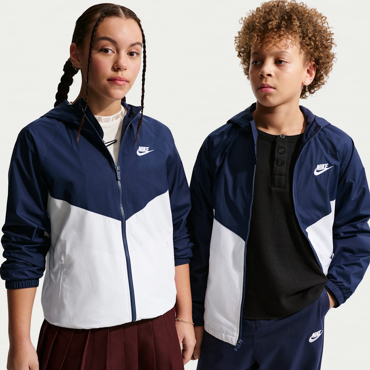Nike Sportswear Windrunner Chamarra Repel con gorro para niños talla grande