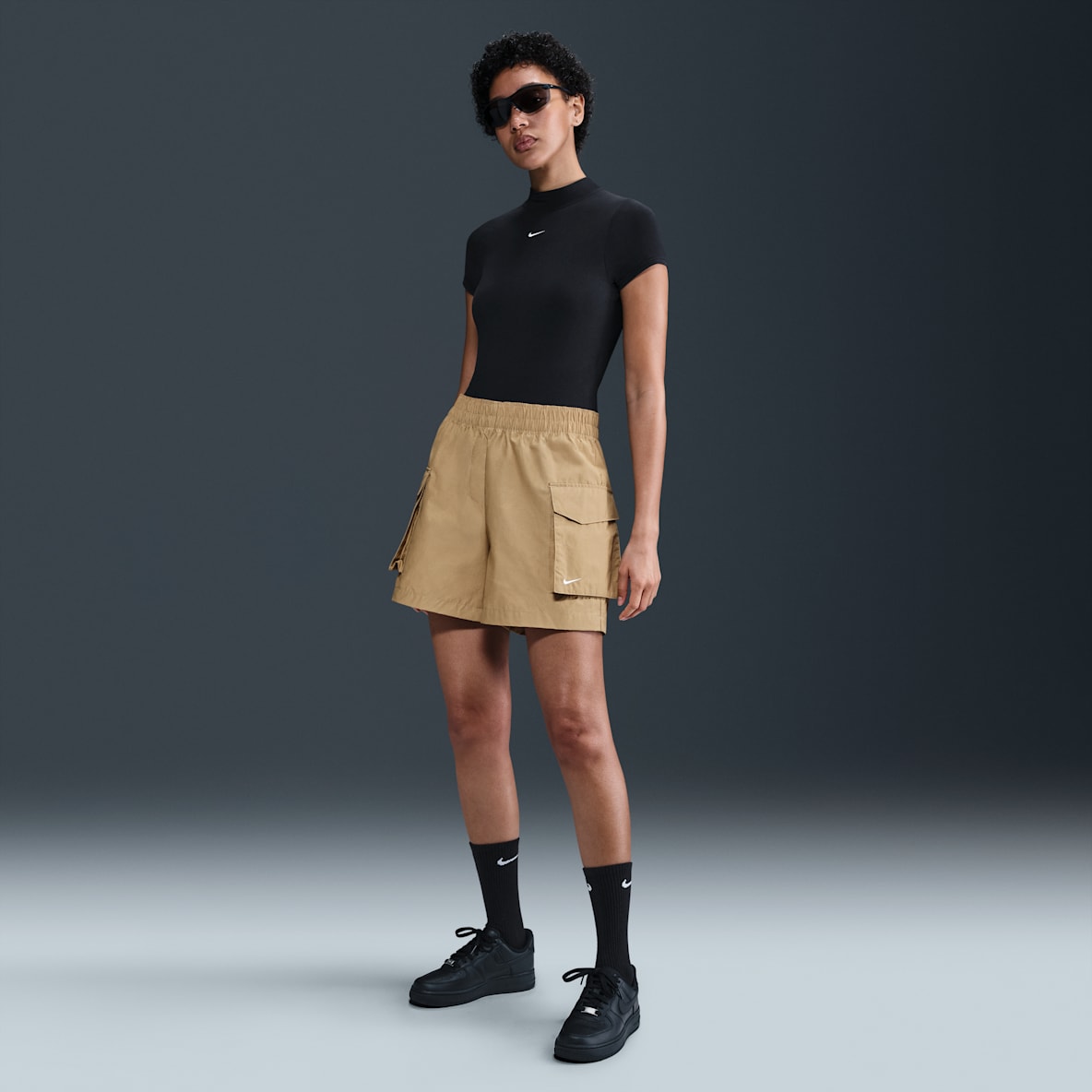 Nike Sportswear Essential Woven Nike Sportswear Essential Woven Shorts cargo de tiro alto de 13 cm para mujer