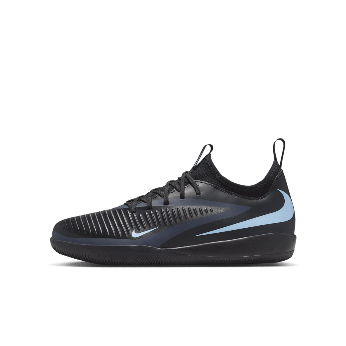 Nike Jr. Phantom 6 Low Academy Nike Jr. Phantom 6 Low Academy Tacos de fútbol para cancha cubierta para niños grandes
