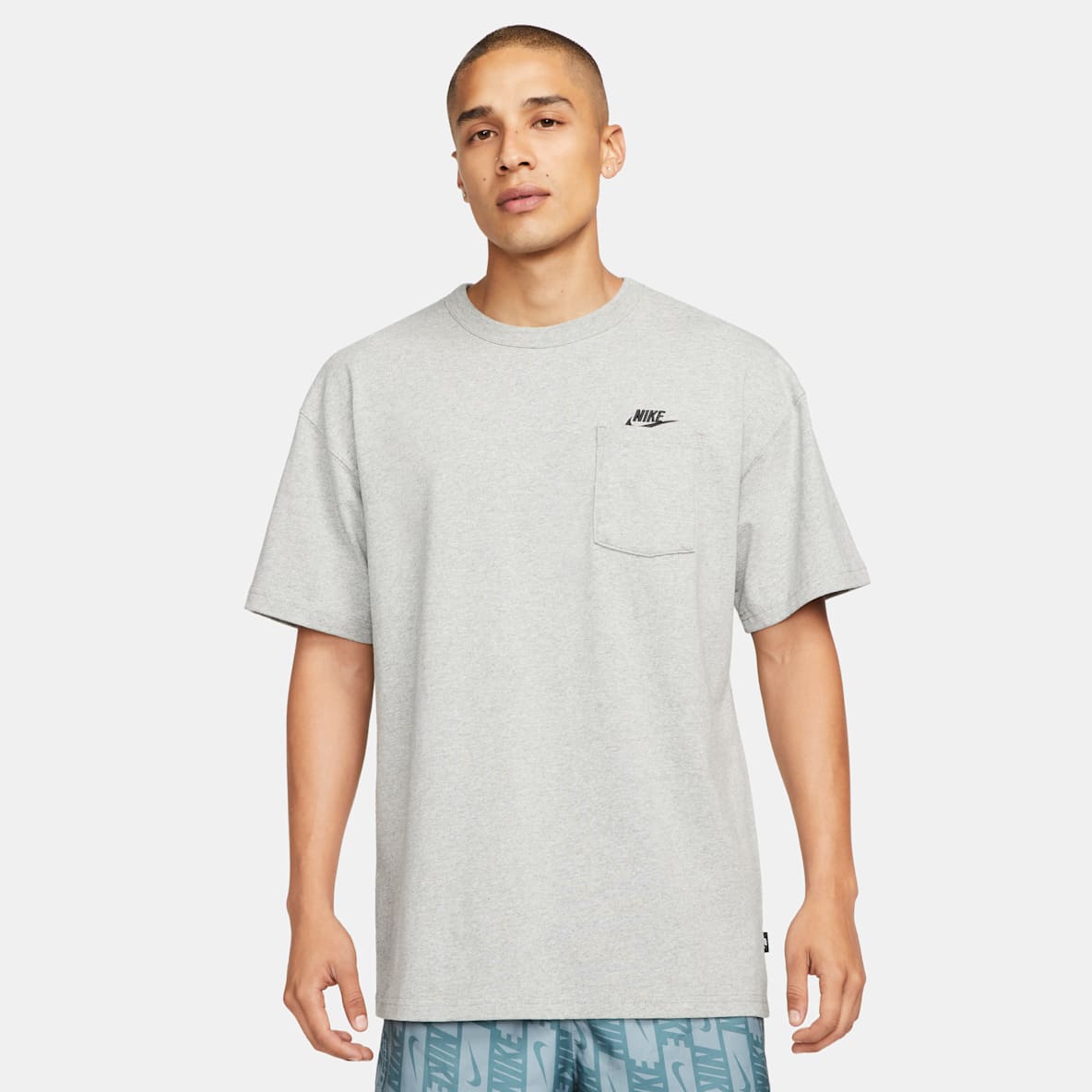 Nike Sportswear Premium Essentials Nike Sportswear Premium Essentials Playera con bolsillo para hombre
