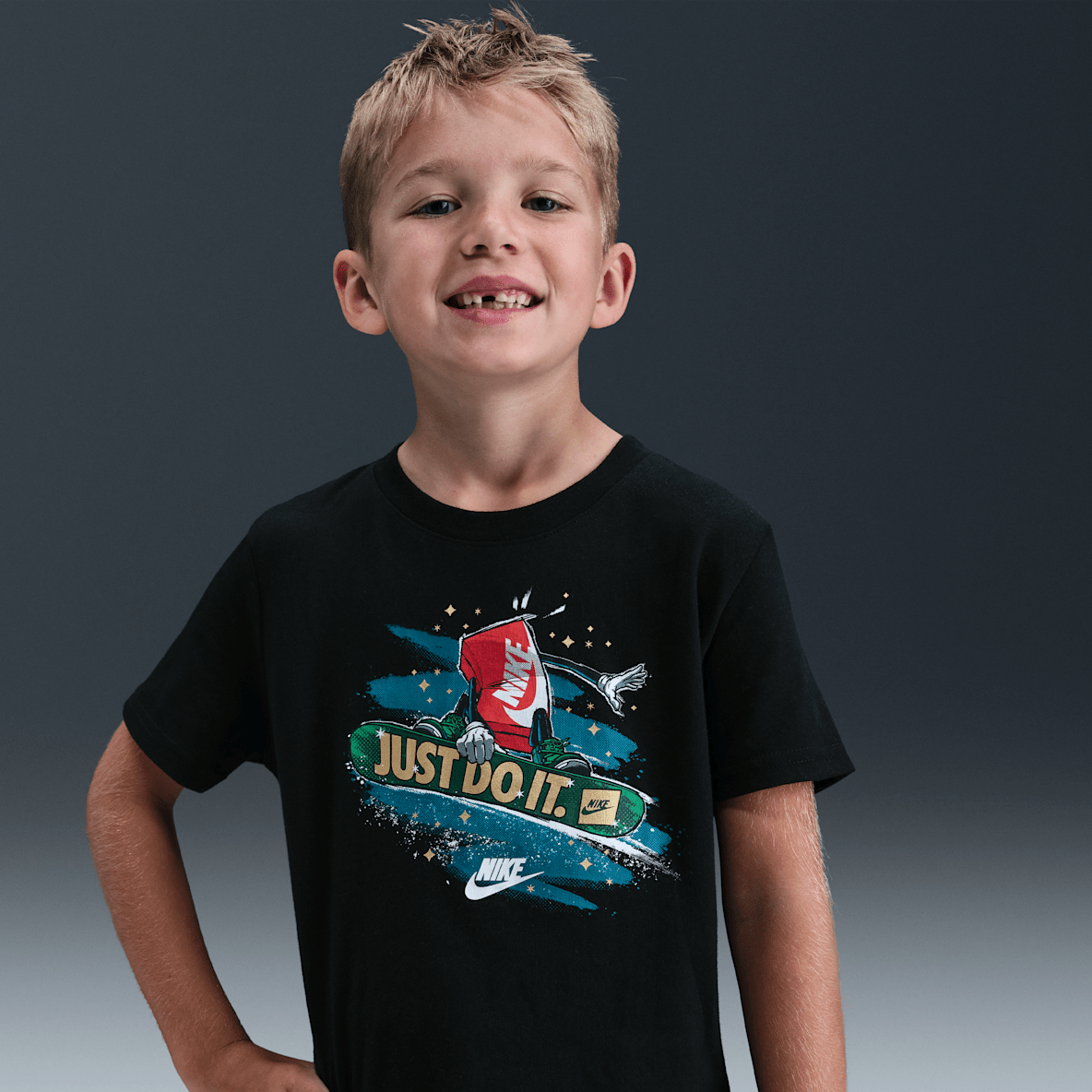 Nike Nike Playera con gráfico de Boxy practicando snowboarding para niños talla pequeña