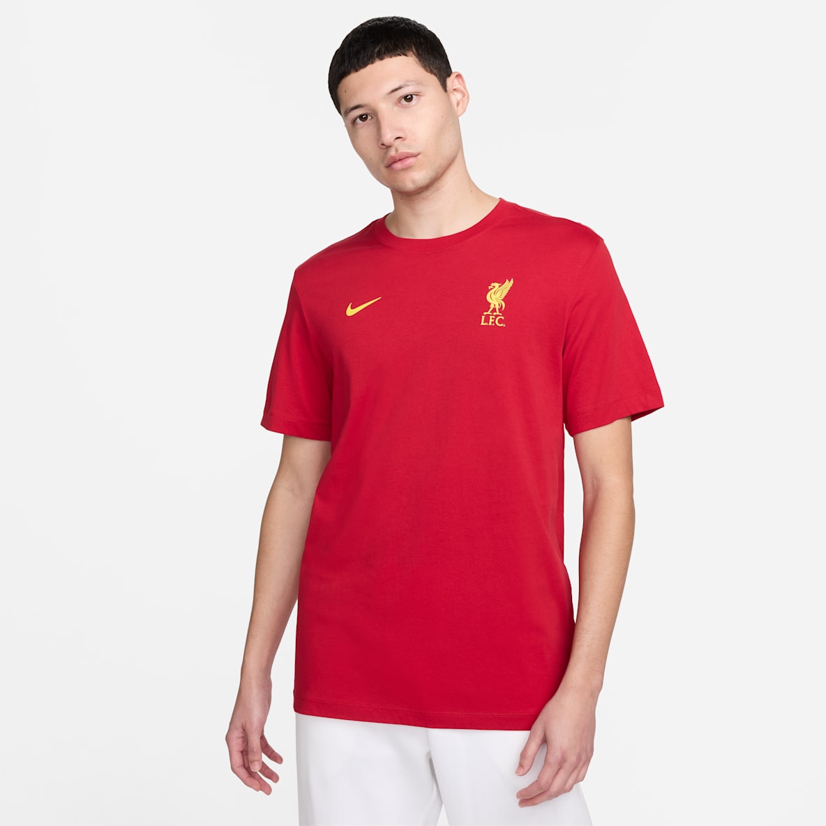 Liverpool FC Essential เสื้อยืดฟุตบอลผู้ชาย Nike
