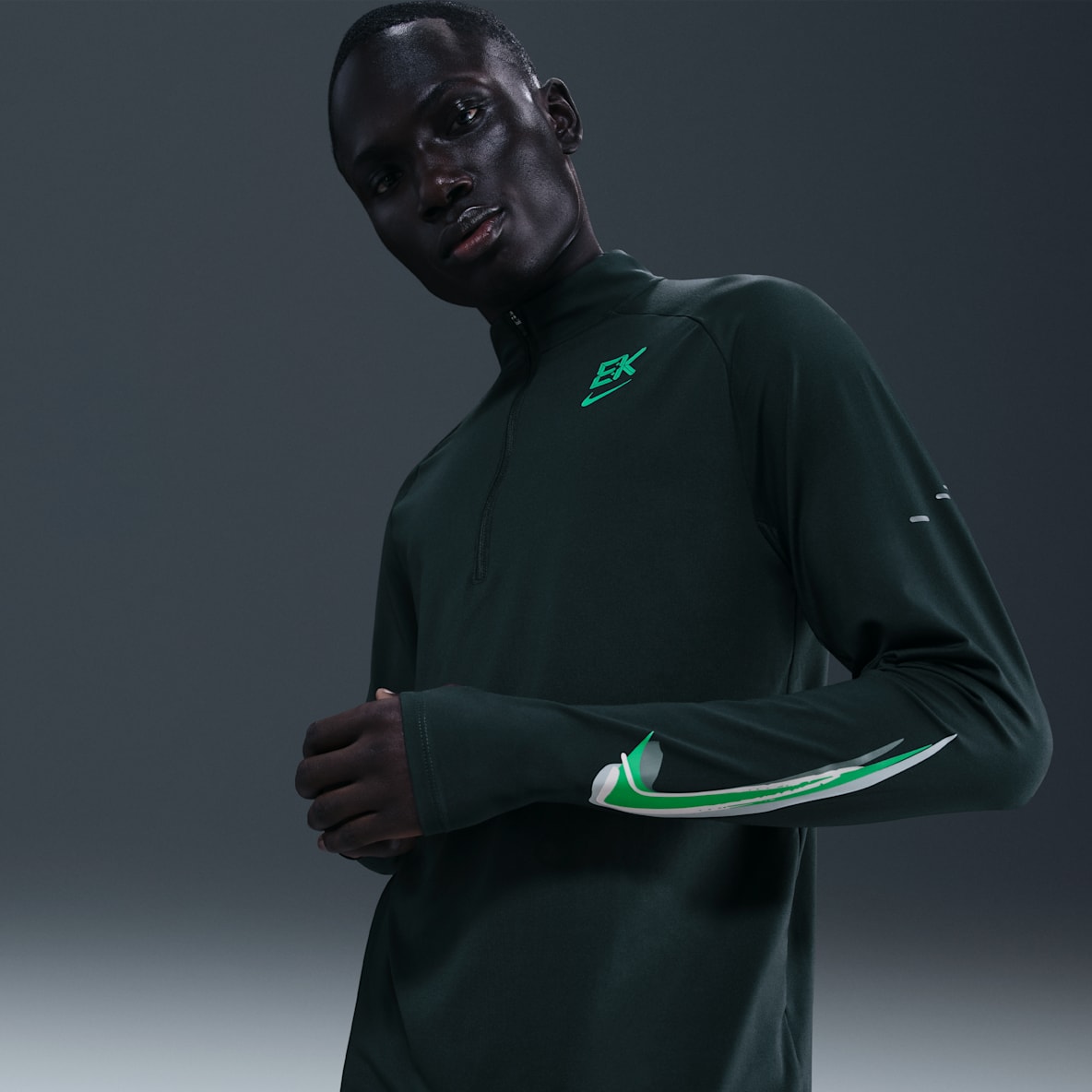 Nike Stride «Eliud Kipchoge» Nike Stride «Eliud Kipchoge» Dri-FIT løpeoverdel til herre, med glidelås fra brystet og opp