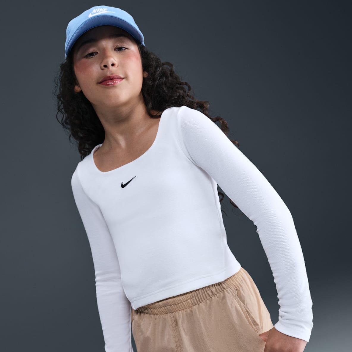 Nike Sportswear Nike Sportswear เสื้อแขนยาวคอเหลี่ยมเด็กโต (หญิง)