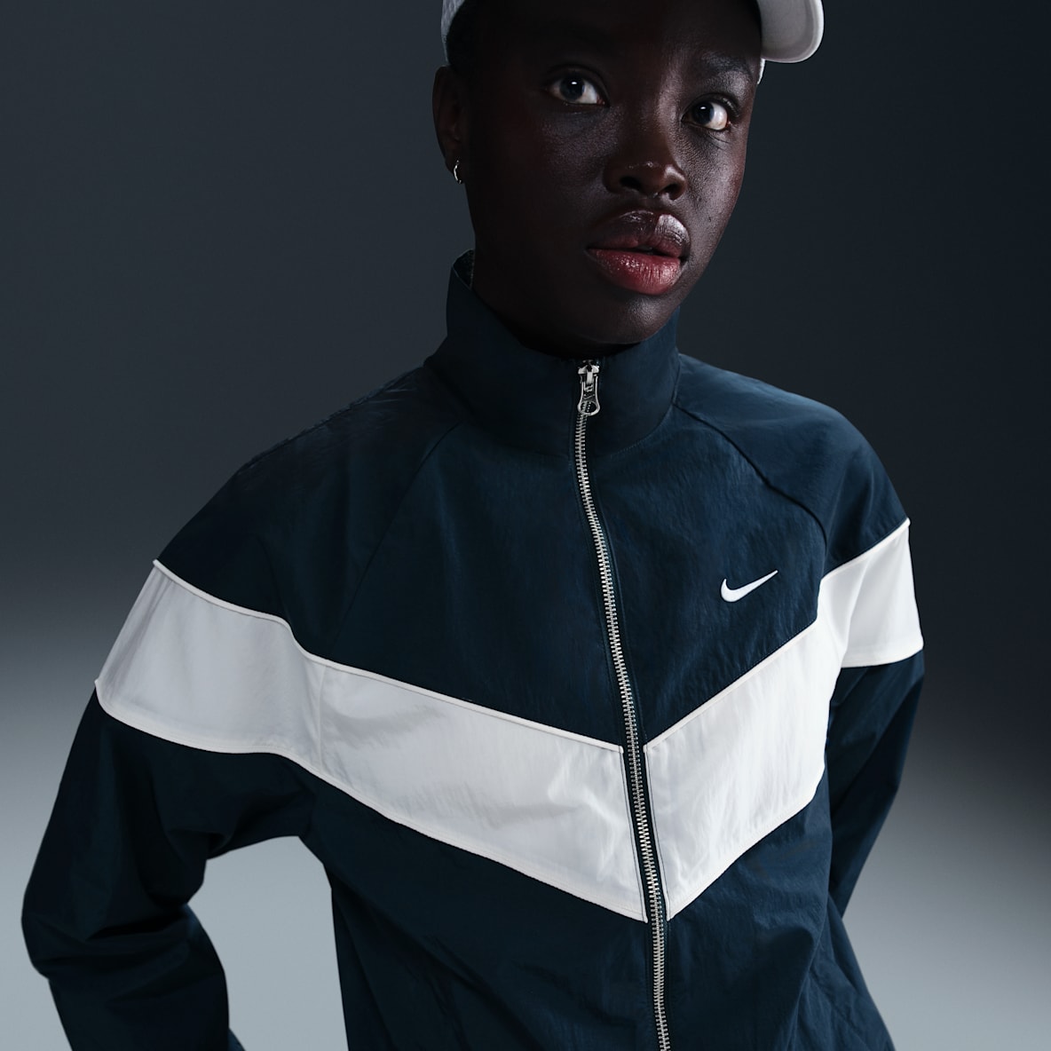 Nike Windrunner Nike Windrunner Chamarra de tejido Woven holgada de cierre completo con protección UV para mujer