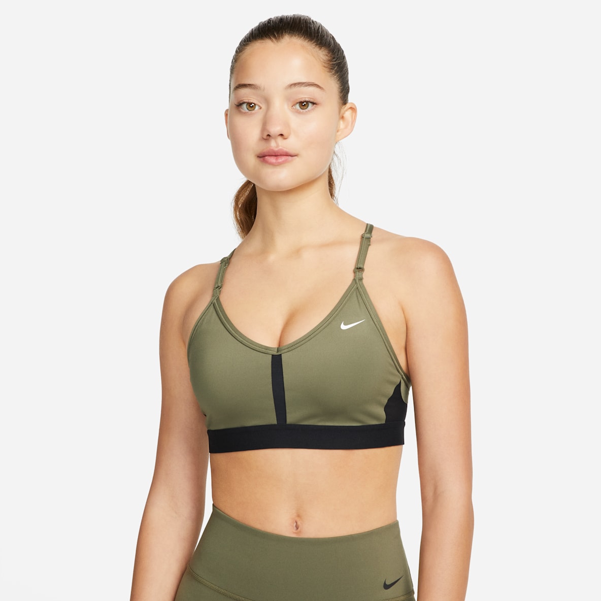 Nike Indy Nike Indy Sujetador deportivo de sujeción ligera con almohadilla y cuello en V - Mujer