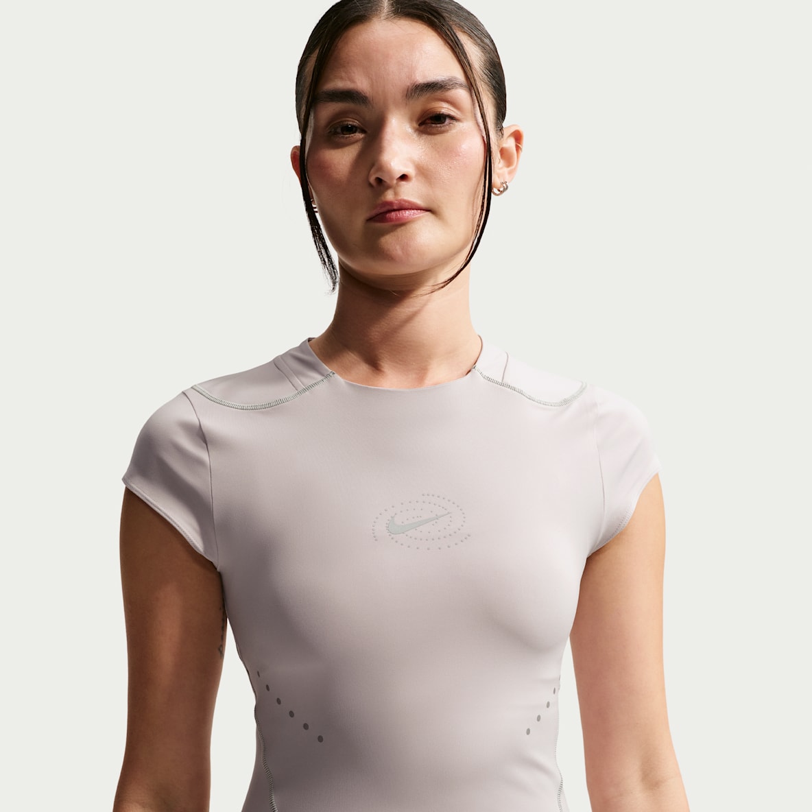 Nike Swift เสื้อวิ่ง Dri-FIT ADV ผู้หญิงพร้อมส่วนเน้นสะท้อนแสง