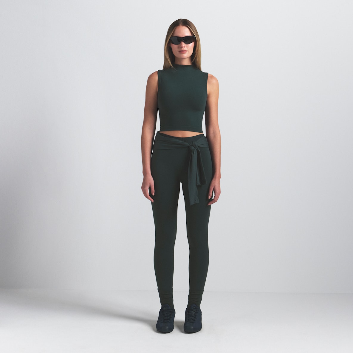 NikeSKIMS Vintage Seamless Bra de corte largo con cuello alto para mujer