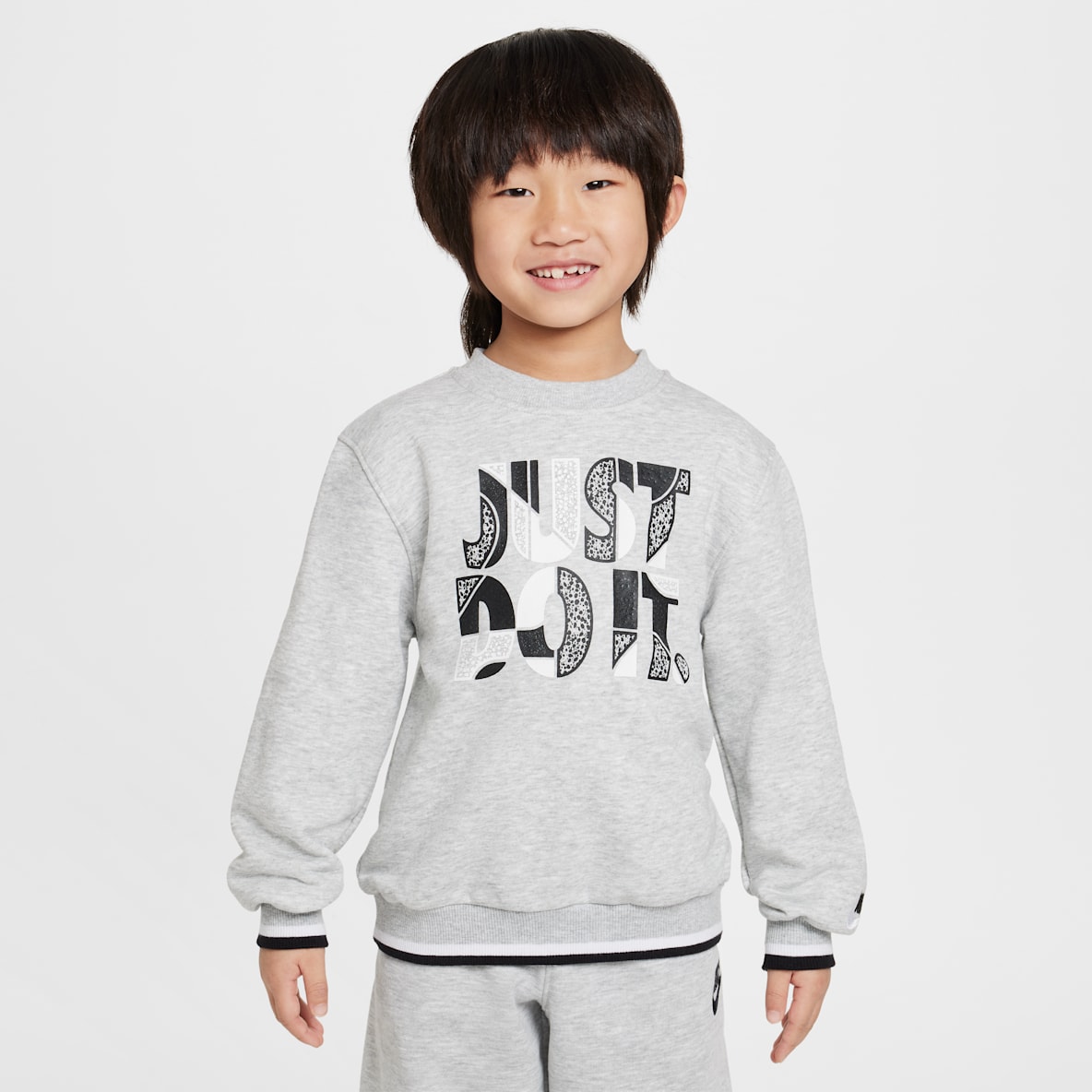 Nike Sportswear "Outside the Lines" Nike Sportswear "Outside the Lines" Sudadera de cuello redondo de French Terry para niños talla pequeña