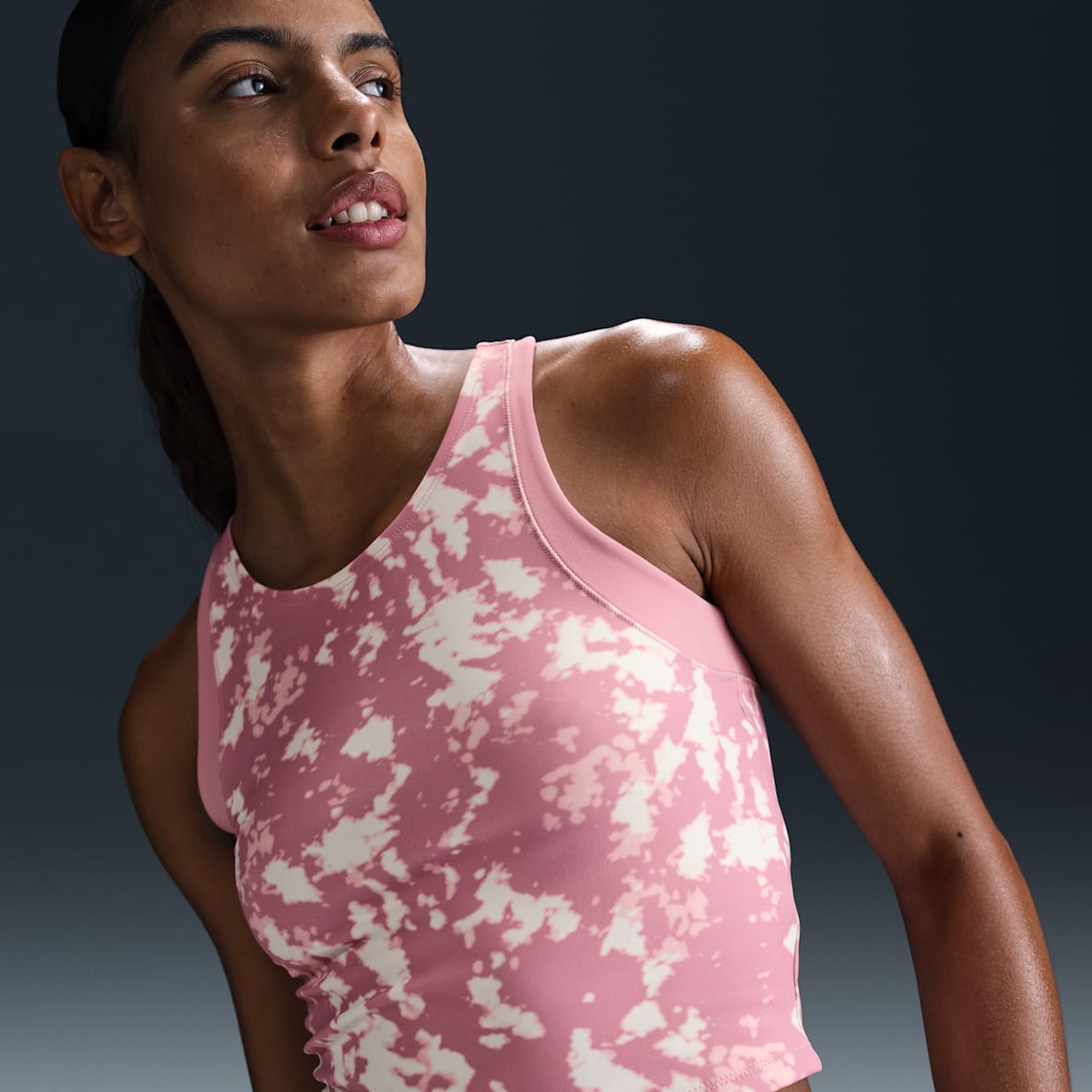 Nike One Fitted Nike One Fitted Camiseta de tirantes Dri-FIT estampada cropped para mujer