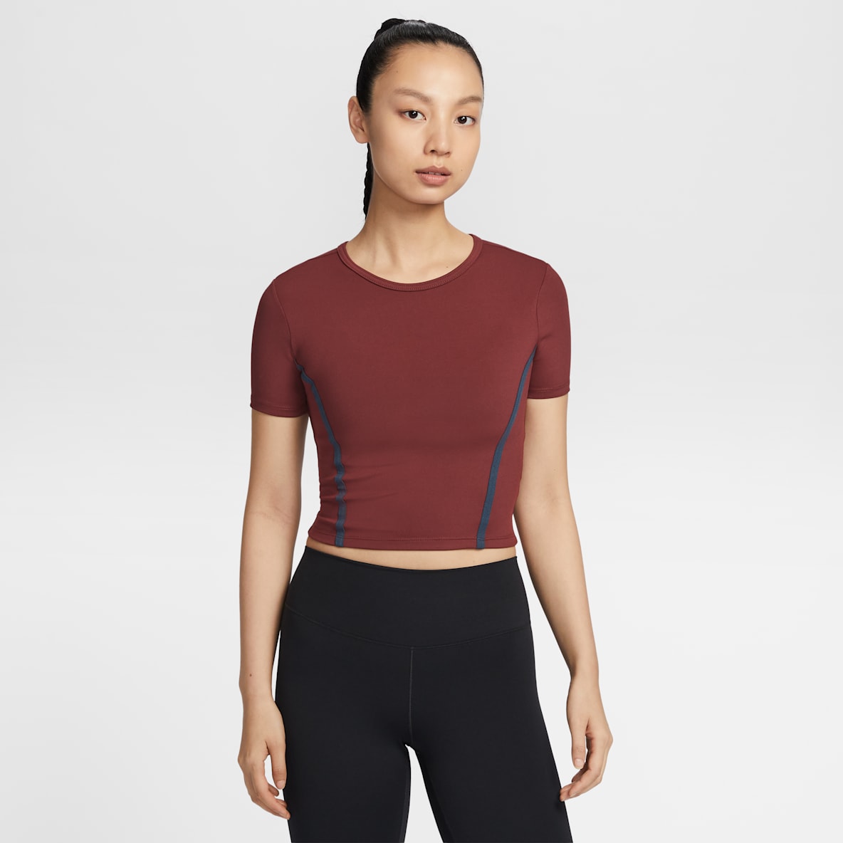 Nike One Fitted Nike One Fitted เสื้อแขนสั้นผู้หญิง Dri-FIT
