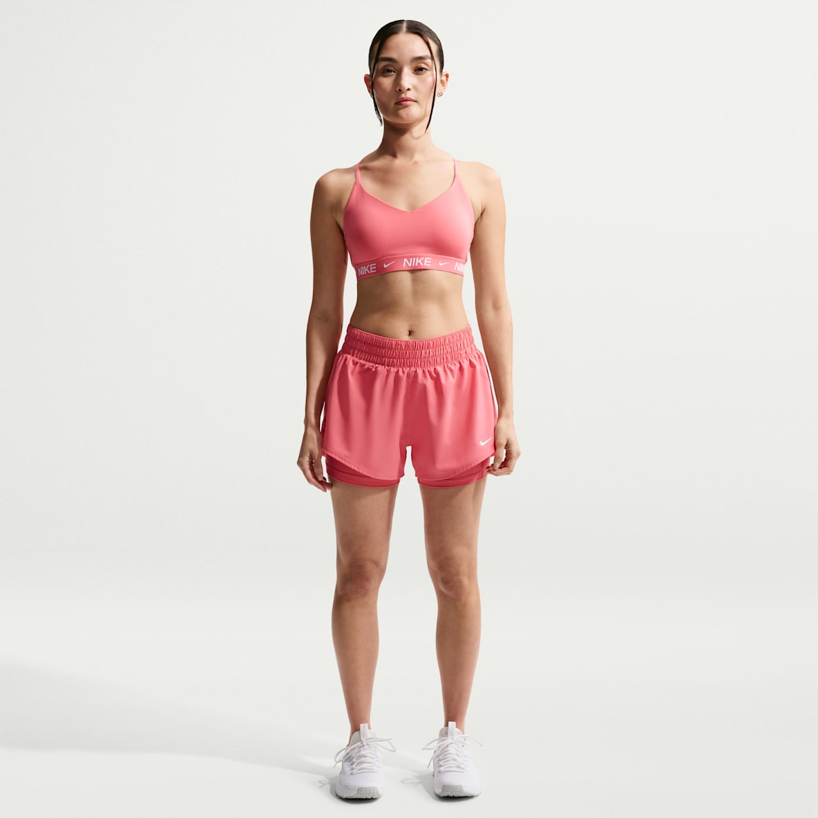 Nike One Nike One Dri-FIT 2-i-1 dameshorts med mellomhøyt (8 cm)