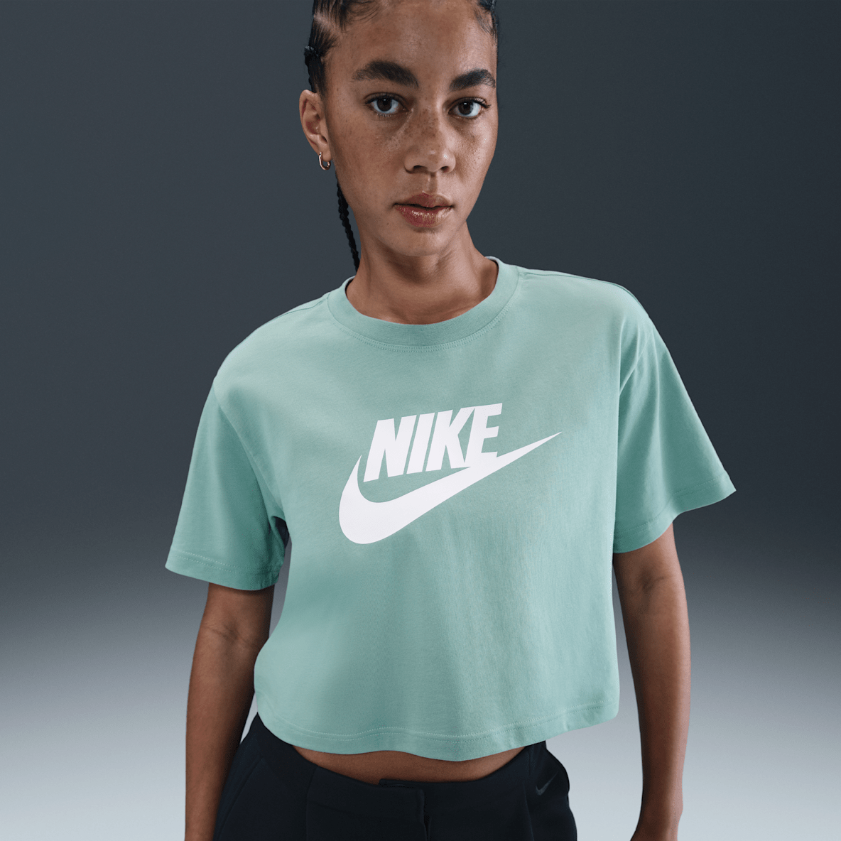 Nike Sportswear Essential Nike Sportswear Essential Playera cropped con logotipo para mujer