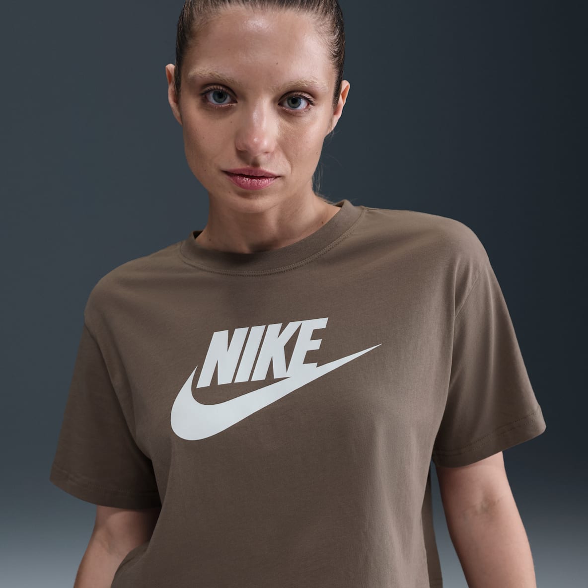 Nike Sportswear Essential Nike Sportswear Essential Playera cropped con logotipo para mujer