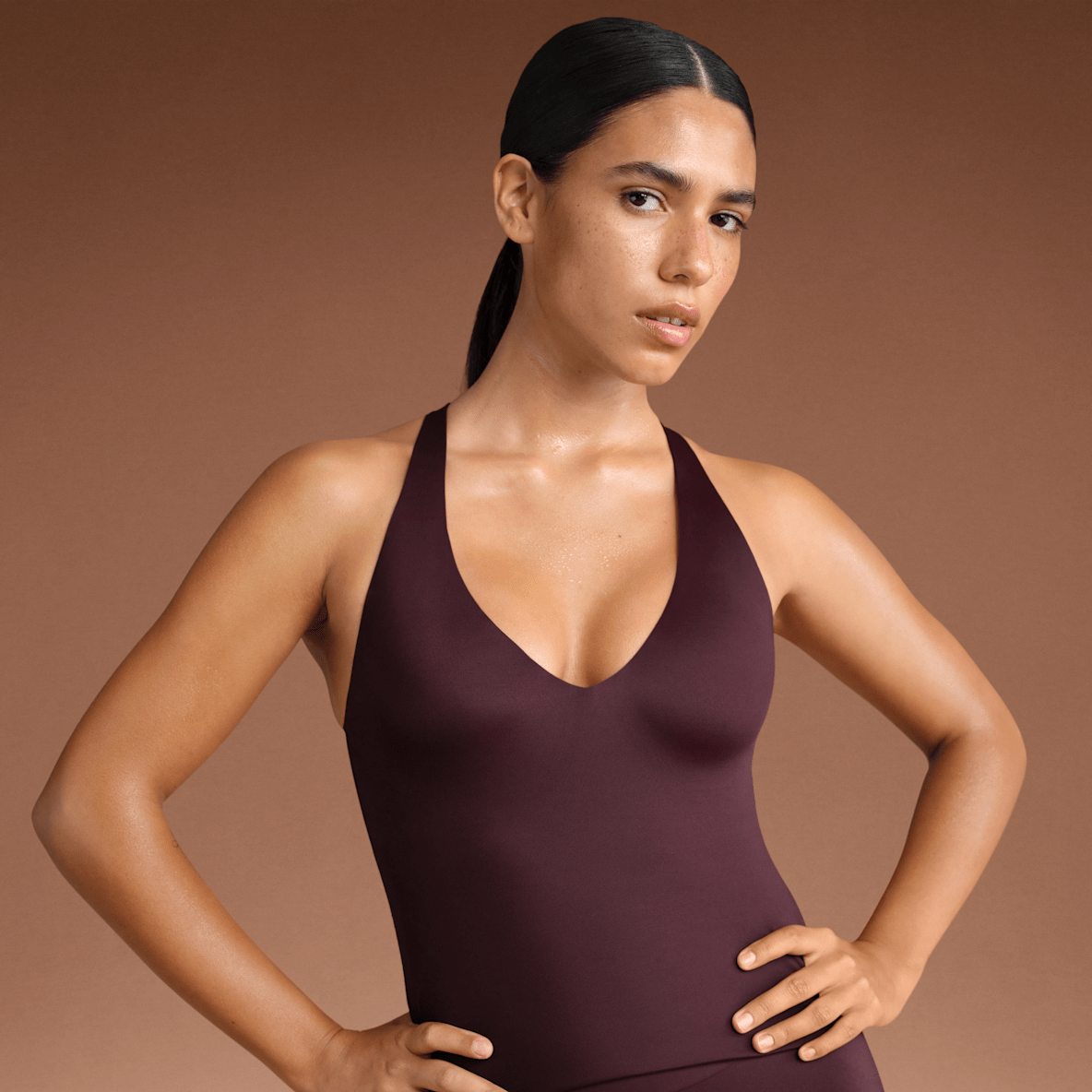 NikeSKIMS Shine NikeSKIMS Shine Camiseta de tirantes con cuello en V para mujer