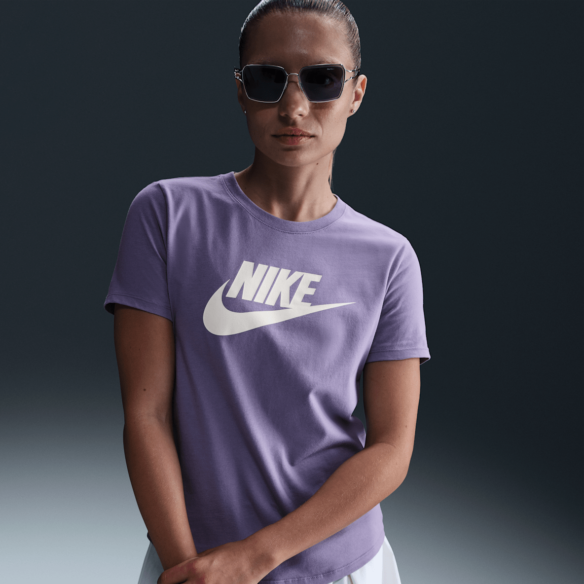 Nike Sportswear Essentials Playera con logotipo para mujer
